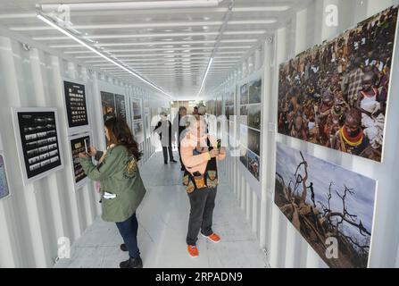 (190505) -- LOS ANGELES, 5. Mai 2019 -- Besucher sehen Exponate während der Photoville 2019 im Annenberg Space for Photography in Los Angeles, USA am 3. Mai 2019. Photoville begann als kostenloses Outdoor-Fotofestival in der Nähe der Brooklyn Bridge in New York mit einem modularen Veranstaltungsort aus Versandcontainern. U.S.-LOS ANGELES-PHOTOVILLE-AUSSTELLUNG ZhaoxHanrong PUBLICATIONxNOTxINxCHN Stockfoto