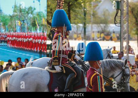 (190505) -- BANGKOK, 5. Mai 2019 (Xinhua) -- Mitglieder der Königlichen Garde nehmen an der Königlichen Krönung in Bangkok, Thailand, 5. Mai 2019 Teil. Der thailändische König Maha Vajiralongkorn nahm am Sonntag eine grandiose, prächtige Prozession an, um ehemaligen Königen auf einer Route zu huldigen, die von Tausenden von Menschen mit gelbem Hemd gesäumt war, in Bangkoks alten Quartieren als Teil der dreitägigen Krönungszeremonien. Zhang Keren THAI-BANGKOK-MONARCH-PROZESSION PUBLICATIONxNOTxINxCHN Stockfoto