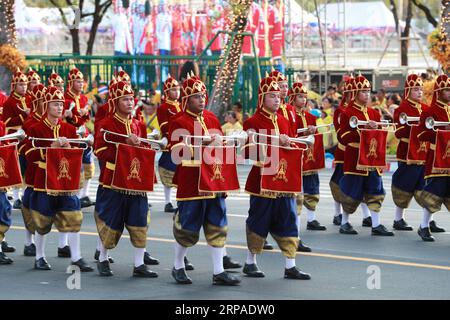 (190505) -- BANGKOK, 5. Mai 2019 (Xinhua) -- Mitglieder der Königlichen Garde nehmen an der Königlichen Krönung in Bangkok, Thailand, 5. Mai 2019 Teil. Der thailändische König Maha Vajiralongkorn nahm am Sonntag eine grandiose, prächtige Prozession an, um ehemaligen Königen auf einer Route zu huldigen, die von Tausenden von Menschen mit gelbem Hemd gesäumt war, in Bangkoks alten Quartieren als Teil der dreitägigen Krönungszeremonien. (Xinhua/Zhang Keren) THAI-BANGKOK-MONARCH-PROZESSION PUBLICATIONxNOTxINxCHN Stockfoto