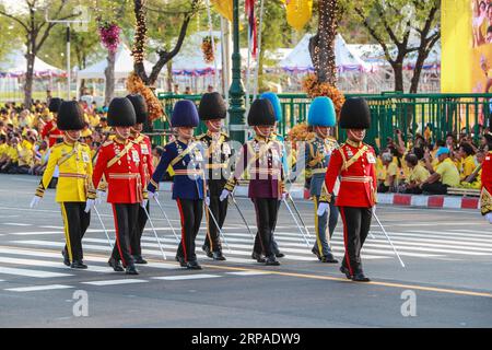 (190505) -- BANGKOK, 5. Mai 2019 (Xinhua) -- Mitglieder der Königlichen Garde nehmen an der Königlichen Krönung in Bangkok, Thailand, 5. Mai 2019 Teil. Der thailändische König Maha Vajiralongkorn nahm am Sonntag eine grandiose, prächtige Prozession an, um ehemaligen Königen auf einer Route zu huldigen, die von Tausenden von Menschen mit gelbem Hemd gesäumt war, in Bangkoks alten Quartieren als Teil der dreitägigen Krönungszeremonien. (Xinhua/Zhang Keren) THAI-BANGKOK-MONARCH-PROZESSION PUBLICATIONxNOTxINxCHN Stockfoto