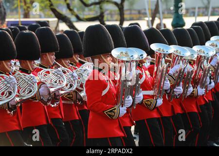 (190505) -- BANGKOK, 5. Mai 2019 (Xinhua) -- Mitglieder der Königlichen Garde nehmen an der Königlichen Krönung in Bangkok, Thailand, 5. Mai 2019 Teil. Der thailändische König Maha Vajiralongkorn nahm am Sonntag eine grandiose, prächtige Prozession an, um ehemaligen Königen auf einer Route zu huldigen, die von Tausenden von Menschen mit gelbem Hemd gesäumt war, in Bangkoks alten Quartieren als Teil der dreitägigen Krönungszeremonien. (Xinhua/Zhang Keren) THAI-BANGKOK-MONARCH-PROZESSION PUBLICATIONxNOTxINxCHN Stockfoto