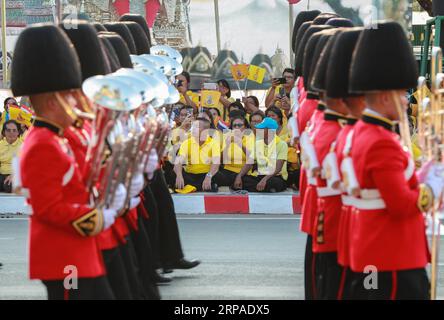 (190505) -- BANGKOK, 5. Mai 2019 (Xinhua) -- Mitglieder der Königlichen Garde nehmen an der Königlichen Krönung in Bangkok, Thailand, 5. Mai 2019 Teil. Der thailändische König Maha Vajiralongkorn nahm am Sonntag eine grandiose, prächtige Prozession an, um ehemaligen Königen auf einer Route zu huldigen, die von Tausenden von Menschen mit gelbem Hemd gesäumt war, in Bangkoks alten Quartieren als Teil der dreitägigen Krönungszeremonien. (Xinhua/Zhang Keren) THAI-BANGKOK-MONARCH-PROZESSION PUBLICATIONxNOTxINxCHN Stockfoto