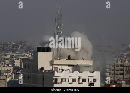 (190505) -- GAZA, 5. Mai 2019 -- Rauch steigt nach einem israelischen Luftangriff auf die Stadt Rafah im südlichen Gazastreifen am 5. Mai 2019. Mindestens 12 Palästinenser wurden bei israelischen Luftangriffen auf den Gazastreifen seit Samstagabend getötet. ) MIDEAST-GAZA-LUFTANGRIFFE KhaledxOmar PUBLICATIONxNOTxINxCHN Stockfoto