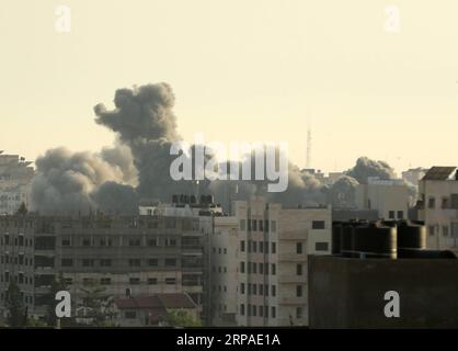 (190505) -- GAZA, 5. Mai 2019 -- Rauch steigt während eines israelischen Luftangriffs auf Gaza-Stadt am 5. Mai 2019. Mindestens 20 Palästinenser, darunter zwei Säuglinge und zwei schwangere Frauen, sind seit Samstagabend bei intensiven israelischen Luftangriffen auf den Gazastreifen getötet worden. ) MIDEAST-GAZA-LUFTANGRIFFE YasserxQudih PUBLICATIONxNOTxINxCHN Stockfoto