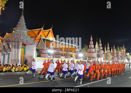 (190505) -- BANGKOK, 5. Mai 2019 (Xinhua) -- Menschen in traditionellen Kostümen besuchen die Prozession des thailändischen Königs Maha Vajiralongkorn in Bangkok, Thailand, 5. Mai 2019. Der thailändische König Maha Vajiralongkorn hatte am Sonntag eine Prozession, um den ehemaligen Königen im Rahmen der dreitägigen Krönungszeremonien zu huldigen. (Xinhua/Yang Zhou) THAILAND-BANGKOK-MONARCH-PROZESSION PUBLICATIONxNOTxINxCHN Stockfoto