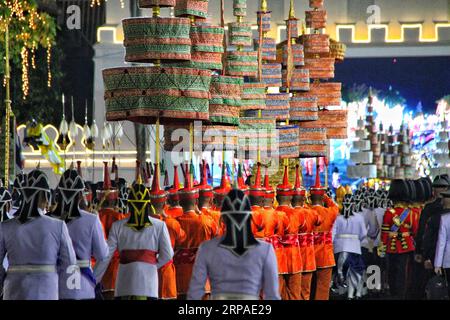 (190505) -- BANGKOK, 5. Mai 2019 (Xinhua) -- Menschen in traditionellen Kostümen besuchen die Prozession des thailändischen Königs Maha Vajiralongkorn in Bangkok, Thailand, 5. Mai 2019. Der thailändische König Maha Vajiralongkorn hatte am Sonntag eine Prozession, um den ehemaligen Königen im Rahmen der dreitägigen Krönungszeremonien zu huldigen. (Xinhua/Yang Zhou) THAILAND-BANGKOK-MONARCH-PROZESSION PUBLICATIONxNOTxINxCHN Stockfoto