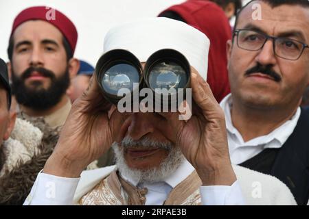 (190506) -- PEKING, 6. Mai 2019 -- ein Experte beobachtet den Mond, um den Beginn des Ramadan in Tunis, Tunesien, am 5. Mai 2019 zu bestimmen. ) XINHUA FOTOS DES TAGES AdelexEzzine PUBLICATIONxNOTxINxCHN Stockfoto