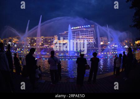 (190506) -- PEKING, 6. Mai 2019 (Xinhua) -- Touristen sehen die Landschaft des beleuchteten Gongshui-Flusses während der Maifeiertage in Xuan en County von Enshi Tujia und Miao Autonome Präfektur, zentralchinesische Provinz Hubei, 3. Mai 2019. Touristen verzeichneten während des Maiurlaubs von Mittwoch bis Samstag 195 Millionen Inlandsreisen in China, was einem Anstieg von 13,7 Prozent im Jahresvergleich entspricht. Und die Tourismuseinnahmen stiegen in den letzten vier Tagen um 16,1 Prozent auf 117,7 Milliarden Yuan (etwa 17,5 Milliarden US-Dollar), laut Schätzungen des Ministeriums für Kultur und Tourismus. Wichtige Online-Reisen pl Stockfoto