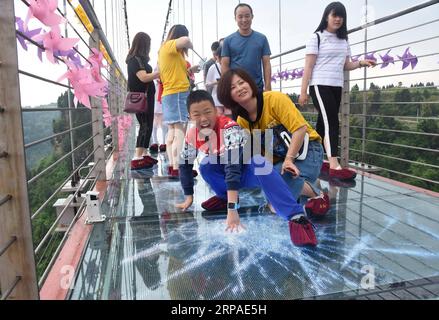 (190506) -- PEKING, 6. Mai 2019 (Xinhua) -- Touristen laufen auf einer Glasbodenbrücke in einem Freizeitpark in Peng an County of Nanchong, südwestchinesische Provinz Sichuan, 2. Mai 2019. Touristen verzeichneten während des Maiurlaubs von Mittwoch bis Samstag 195 Millionen Inlandsreisen in China, was einem Anstieg von 13,7 Prozent im Jahresvergleich entspricht. Und die Tourismuseinnahmen stiegen in den letzten vier Tagen um 16,1 Prozent auf 117,7 Milliarden Yuan (etwa 17,5 Milliarden US-Dollar), laut Schätzungen des Ministeriums für Kultur und Tourismus. Große Online-Reiseplattformen haben auch Trends bei der Verbesserung des Tourismus beobachtet. Travele Stockfoto