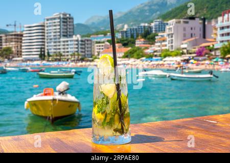 Frischer Mojito-Cocktail auf Holztisch im Café im Freien. Rafailovici, Montenegro Stockfoto