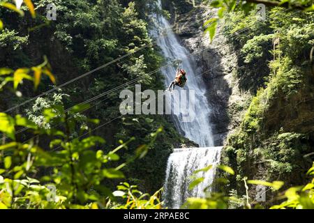 (190506) -- PEKING, 6. Mai 2019 (Xinhua) -- Eine touristische Seilrutsche an einem malerischen Ort im Zigui County, Yichang, zentralchinesische Provinz Hubei, 2. Mai 2019. Touristen verzeichneten während des Maiurlaubs von Mittwoch bis Samstag 195 Millionen Inlandsreisen in China, was einem Anstieg von 13,7 Prozent im Jahresvergleich entspricht. Und die Tourismuseinnahmen stiegen in den letzten vier Tagen um 16,1 Prozent auf 117,7 Milliarden Yuan (etwa 17,5 Milliarden US-Dollar), laut Schätzungen des Ministeriums für Kultur und Tourismus. Große Online-Reiseplattformen haben auch Trends bei der Verbesserung des Tourismus beobachtet. Reisende aus 614 Städten buchten in Stockfoto