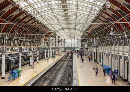 Bahnsteige in der historischen Haupthalle der Paddington Station. London, England Stockfoto