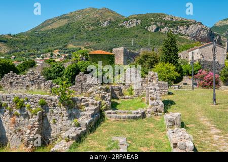 Blick auf den verbleibenden Donjon der Old Bar Ruinen. Montenegro Stockfoto