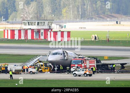 (190506) -- MOSKAU, 6. Mai 2019 (Xinhua) -- verbrannter Rumpf eines Passagierflugzeugs Aeroflot SSJ-100 wird am 6. Mai 2019 auf dem Asphalt des internationalen Flughafens Sheremetyevo in Moskau, Russland, gesehen. Das russische Untersuchungskomitee bestätigte am Montag, dass 41 Menschen getötet wurden, nachdem ein SSJ-100 Passagierflugzeug auf dem Weg in die nordwestliche russische Stadt Murmansk vor einer Notlandung am Sonntag auf dem Sheremetyevo International Airport in Moskau in Brand geraten war. (Xinhua/Sputnik) RUSSLAND-MOSKAU-FLUGZEUG FIRE PUBLICATIONxNOTxINxCHN Stockfoto