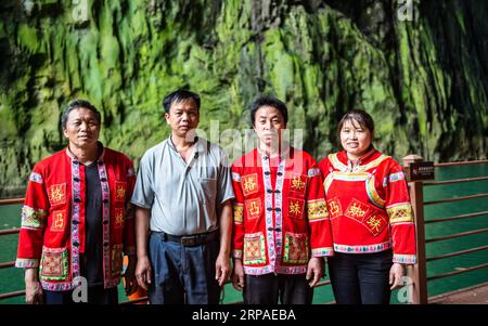 (190506) -- ZIYUN, 6. Mai 2019 (Xinhua) -- Foto aufgenommen am 19. April 2019 zeigt die Klippenspinnen Luo Dengping, Huang Jinlin, Wang Xiaoguo, Huang Xiaobao (von R bis L) am Getu River Scenic Area im Miao-Bouyei Autonomous County Ziyun, Anshun, südwestlich der chinesischen Provinz Guizhou. Luo Dengping aus der Miao-Ethnie, 38, konnte in 20 Minuten auf einer 80 Meter hohen Klippe ohne Hilfsmittel und ohne Schutz in der malerischen Gegend des Getu River ein freies hin- und herklettern. Fünf weitere Klippenspinnen wie Luo spielen zweimal bis fünf Mal am Tag ein kostenloses Solo für die Touristen. (Xinhua/Tao Liang) CH Stockfoto