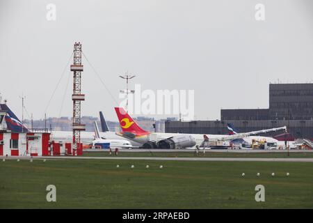 (190506) -- MOSKAU, 6. Mai 2019 -- verbrannter Rumpf eines Passagierflugzeugs Aeroflot SSJ-100 wird am 6. Mai 2019 auf dem Asphalt des internationalen Flughafens Sheremetyevo in Moskau, Russland, gesehen. Das russische Untersuchungskomitee bestätigte am Montag, dass 41 Menschen getötet wurden, nachdem ein SSJ-100 Passagierflugzeug auf dem Weg in die nordwestliche russische Stadt Murmansk vor einer Notlandung am Sonntag auf dem Sheremetyevo International Airport in Moskau in Brand geraten war. ) RUSSLAND-MOSKAU-FLUGZEUGFEUER MaximxTschernawsky PUBLICATIONxNOTxINxCHN Stockfoto