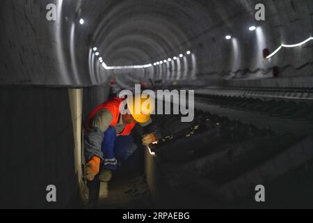 (190506) -- ZHANGJIAKOU , 6. Mai 2019 (Xinhua) -- Ein Erbauer der 14. Bureau Group der China Railway arbeitet auf der Baustelle des Qinghuayuan-Tunnels auf der Peking-Zhangjiakou-Hochgeschwindigkeitsstrecke in Zhangjiakou, nordchinesische Provinz Hebei, 6. Mai 2019. Derzeit ist der Qinghuayuan-Tunnel auf der Hochgeschwindigkeitsstrecke Peking-Zhangjiakou für die Verlegung von Gleisen bereit. Die 174 km lange Eisenbahn, die die chinesische Hauptstadt Peking mit Zhangjiakou der nordchinesischen Provinz Hebei verbindet, ist ein wichtiges Transportprojekt für die Olympischen Winterspiele 2022. (Xinhua/Xing Guangli) CHINA-PEKING-ZHANGJIAKO Stockfoto