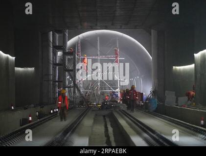 (190506) -- ZHANGJIAKOU , 6. Mai 2019 (Xinhua) -- Bauarbeiter der China Railway 14th Bureau Group Arbeiten an der Baustelle des Qinghuayuan-Tunnels auf der Peking-Zhangjiakou-Hochgeschwindigkeitsstrecke in Zhangjiakou, nordchinesische Provinz Hebei, 6. Mai 2019. Derzeit ist der Qinghuayuan-Tunnel auf der Hochgeschwindigkeitsstrecke Peking-Zhangjiakou für die Verlegung von Gleisen bereit. Die 174 km lange Eisenbahn, die die chinesische Hauptstadt Peking mit Zhangjiakou der nordchinesischen Provinz Hebei verbindet, ist ein wichtiges Transportprojekt für die Olympischen Winterspiele 2022. (Xinhua/Xing Guangli) CHINA-PEKING-ZHANGJIAKOU- Stockfoto