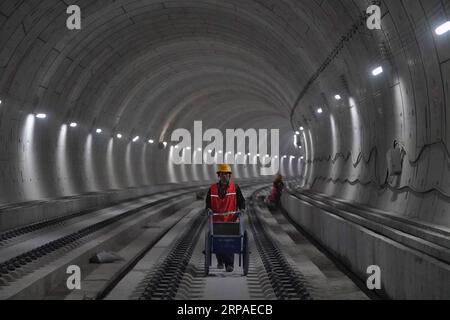 (190506) -- ZHANGJIAKOU , 6. Mai 2019 (Xinhua) -- Ein Erbauer der 14. Bureau Group der China Railway arbeitet auf der Baustelle des Qinghuayuan-Tunnels auf der Peking-Zhangjiakou-Hochgeschwindigkeitsstrecke in Zhangjiakou, nordchinesische Provinz Hebei, 6. Mai 2019. Derzeit ist der Qinghuayuan-Tunnel auf der Hochgeschwindigkeitsstrecke Peking-Zhangjiakou für die Verlegung von Gleisen bereit. Die 174 km lange Eisenbahn, die die chinesische Hauptstadt Peking mit Zhangjiakou der nordchinesischen Provinz Hebei verbindet, ist ein wichtiges Transportprojekt für die Olympischen Winterspiele 2022. (Xinhua/Xing Guangli) CHINA-PEKING-ZHANGJIAKO Stockfoto