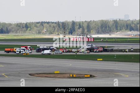 (190506) -- MOSKAU, 6. Mai 2019 (Xinhua) -- verbrannter Rumpf eines Passagierflugzeugs Aeroflot SSJ-100 wird am 6. Mai 2019 auf dem Asphalt des internationalen Flughafens Sheremetyevo in Moskau, Russland, gesehen. Das russische Untersuchungskomitee bestätigte am Montag, dass 41 Menschen getötet wurden, nachdem ein SSJ-100 Passagierflugzeug auf dem Weg in die nordwestliche russische Stadt Murmansk vor einer Notlandung am Sonntag auf dem Sheremetyevo International Airport in Moskau in Brand geraten war. (Xinhua/Sputnik) RUSSLAND-MOSKAU-FLUGZEUG FIRE PUBLICATIONxNOTxINxCHN Stockfoto