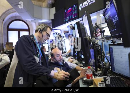 (190506) -- NEW YORK, 6. Mai 2019 (Xinhua) -- Händler arbeiten am 6. Mai 2019 an der New Yorker Börse in New York, USA. Die US-Aktien endeten am Montag niedriger, wobei die drei wichtigsten Indizes alle Verluste am ersten Handelstag der Woche meldeten. Der Dow Jones Industrial Average lag um 66,47 Punkte oder 0,25 Prozent auf 26.438.48. Die S&P 500 fiel um 13,17 Punkte oder 0,45 Prozent auf 2.932,47. Der Nasdaq Composite Index fiel um 40,71 Punkte oder 0,50 Prozent auf 8.123,29 Punkte. (Xinhua/Wang Ying) U.S.-NEW YORK-STOCKS PUBLICATIONxNOTxINxCHN Stockfoto