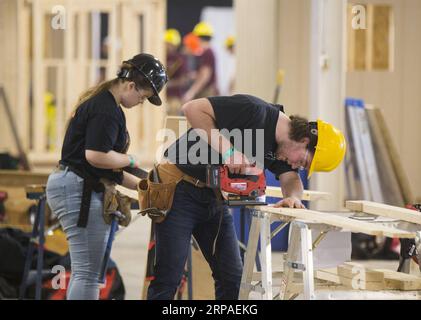 (190506) -- TORONTO, 6. Mai 2019 (Xinhua) -- Studenten konkurrieren während des Heimbaus des Skills Ontario Wettbewerbs 2019 in Toronto, Kanada, am 6. Mai 2019. Der Wettbewerb Skills Ontario 2019 startete hier am Montag und zog mehr als 2.400 Teilnehmer an. Bei dem dreitägigen Wettbewerb aus den Bereichen Fertigung, Transport, Bauwesen, Dienstleistungen und Technologie sind eine breite Palette von Kompetenzen und Laufbahnen vertreten. (Xinhua/Zou Zheng) CANADA-TORONTO-SKILLS COMPETITION PUBLICATIONxNOTxINxCHN Stockfoto