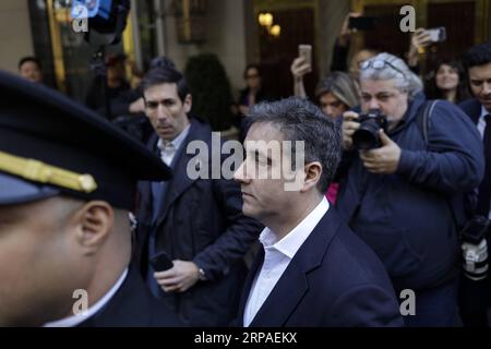 (190506) -- NEW YORK, 6. Mai 2019 (Xinhua) -- Michael Cohen (R, Front), der ehemalige langjährige Privatanwalt von US-Präsident Donald Trump, verlässt seine Wohnung in Manhattan, um sich am 6. Mai 2019 in New York, den Vereinigten Staaten, im Gefängnis zu melden. Michael Cohen begann seine dreijährige Haftstrafe am Montag, nachdem er sich im Dezember 2018 für eine Reihe von Verbrechen schuldig bekannte, darunter Verstöße gegen die Kampagnenfinanzierung, Steuerhinterziehung und Lügen vor dem Kongress. (Xinhua/Li Muzi) U.S.-NEW YORK-MICHAEL COHEN-BERICHT AN GEFÄNGNIS PUBLICATIONxNOTxINxCHN Stockfoto