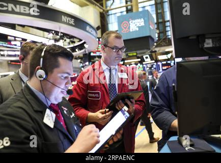 (190506) -- NEW YORK, 6. Mai 2019 (Xinhua) -- Händler arbeiten am 6. Mai 2019 an der New Yorker Börse in New York, USA. Die US-Aktien endeten am Montag niedriger, wobei die drei wichtigsten Indizes alle Verluste am ersten Handelstag der Woche meldeten. Der Dow Jones Industrial Average lag um 66,47 Punkte oder 0,25 Prozent auf 26.438.48. Die S&P 500 fiel um 13,17 Punkte oder 0,45 Prozent auf 2.932,47. Der Nasdaq Composite Index fiel um 40,71 Punkte oder 0,50 Prozent auf 8.123,29 Punkte. (Xinhua/Wang Ying) U.S.-NEW YORK-STOCKS PUBLICATIONxNOTxINxCHN Stockfoto