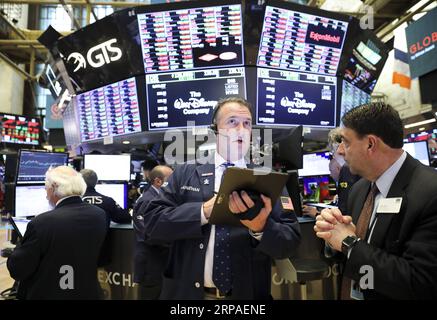 (190506) -- NEW YORK, 6. Mai 2019 (Xinhua) -- Händler arbeiten am 6. Mai 2019 an der New Yorker Börse in New York, USA. Die US-Aktien endeten am Montag niedriger, wobei die drei wichtigsten Indizes alle Verluste am ersten Handelstag der Woche meldeten. Der Dow Jones Industrial Average lag um 66,47 Punkte oder 0,25 Prozent auf 26.438.48. Die S&P 500 fiel um 13,17 Punkte oder 0,45 Prozent auf 2.932,47. Der Nasdaq Composite Index fiel um 40,71 Punkte oder 0,50 Prozent auf 8.123,29 Punkte. (Xinhua/Wang Ying) U.S.-NEW YORK-STOCKS PUBLICATIONxNOTxINxCHN Stockfoto