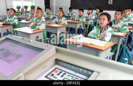 (190507) -- PEKING, 7. Mai 2019 (Xinhua) -- Schüler besuchen eine Klasse an der Zaoyuan Grundschule in Yan, nordwestchinesische Provinz Shaanxi, 6. Mai 2019. (Xinhua/Liu Xiao) Xinhua Schlagzeilen: Chinas ikonische revolutionäre Basis Yan verabschiedet sich von Poverty PUBLICATIONxNOTxINxCHN Stockfoto