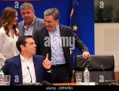 (190508) -- PEKING, 8. Mai 2019 -- der griechische Premierminister Alexis Tsipras (Front) und Finanzminister Euclid Tsakalotos (1. R) nehmen am 7. Mai 2019 an einer Pressekonferenz in Athen, Griechenland, Teil. Die griechische Regierung kündigte am Dienstag ein Maßnahmenpaket an, um die Steuerlast in der Zeit nach der Rettung zu verringern. ) XINHUA-FOTOS DES TAGES MariosxLolos PUBLICATIONxNOTxINxCHN Stockfoto