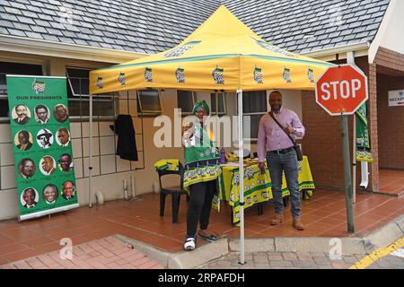 (190508) -- JOHANNESBURG, 8. Mai 2019 (Xinhua) -- Mitarbeiter des Afrikanischen Nationalkongresses (ANC) arbeiten am 8. Mai 2019 an einer Wahlstation im Crawford College in Johannesburg, Südafrika. Südafrikaner strömen am Mittwoch zu etwa 23.000 Wahllokalen im ganzen Land, um Stimmzettel abzugeben, die bestimmen werden, welche Partei das Land in den nächsten fünf Jahren regieren soll. (Xinhua/Chen Cheng) SÜDAFRIKA-JOHANNESBURG-WAHLEN PUBLICATIONxNOTxINxCHN Stockfoto