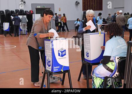 (190508) -- JOHANNESBURG, 8. Mai 2019 (Xinhua) -- am 8. Mai 2019 wählen die Menschen in einem Wahllokal im Crawford College in Johannesburg, Südafrika. Südafrikaner strömen am Mittwoch zu etwa 23.000 Wahllokalen im ganzen Land, um Stimmzettel abzugeben, die bestimmen werden, welche Partei das Land in den nächsten fünf Jahren regieren soll. (Xinhua/Chen Cheng) SÜDAFRIKA-JOHANNESBURG-WAHLEN PUBLICATIONxNOTxINxCHN Stockfoto