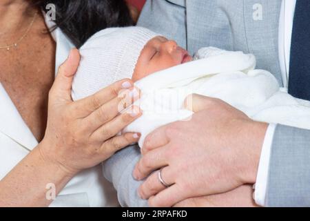 190508 -- WINDSOR, 8. Mai 2019 Xinhua -- Foto aufgenommen am 8. Mai 2019 zeigt den Sohn des britischen Prinzen Harry, Duke of Sussex, und seine Frau Meghan Markle, Herzogin von Sussex, in St George s Hall auf Windsor Castle in Windsor, Großbritannien. Der kleine Junge, der das achte Urenkel von Königin Elisabeth ist, ist der siebte in der Thronfolge, hinter dem Prince of Wales, dem Duke of Cambridge und seinen Kindern Prinz George, Prinzessin Charlotte und Prinz Louis und Prinz Harry. Xinhua/Dominic Lipinski/PA Wire BRITAIN-WINDSOR-ROYALS-BABY PUBLICATIONxNOTxINxCHN Stockfoto