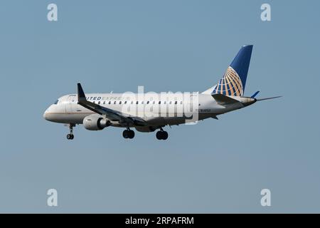 Richmond, British Columbia, Kanada. September 2023. Ein United Express Embraer E175LR Jet (N141SY), betrieben von SkyWest Airlines, flog auf dem Endanflug zur Landung auf dem Vancouver International Airport. (Bild: © Bayne Stanley/ZUMA Press Wire) NUR REDAKTIONELLE VERWENDUNG! Nicht für kommerzielle ZWECKE! Stockfoto