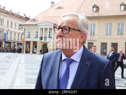 (190509) -- SIBIU, 9. Mai 2019 (Xinhua) -- der Präsident der Europäischen Kommission Jean-Claude Juncker trifft auf dem Großen Platz vor dem Rathaus von Sibiu ein, um am informellen Gipfel der Europäischen Union (EU) in Sibiu (Rumänien) am 9. Mai 2019 teilzunehmen. Die Staats- und Regierungschefs der EU-Mitgliedstaaten einigten sich am Donnerstag in ihrer auf einem informellen Gipfel in Sibiu abgegebenen 10-Verpflichtungserklärung auf die Verteidigung eines Europas und die Aufrechterhaltung der auf Regeln beruhenden internationalen Ordnung. (Xinhua/Chen Jin) RUMÄNIEN-SIBIU-EU-INFORMELLER GIPFEL PUBLICATIONxNOTxINxCHN Stockfoto