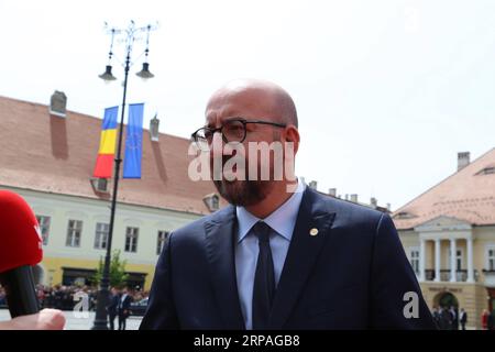 (190509) -- SIBIU, 9. Mai 2019 (Xinhua) -- der belgische Premierminister Charles Michel kommt auf dem Großen Platz vor dem Rathaus von Sibiu an, um am informellen Gipfel der Europäischen Union (EU) in Sibiu (Rumänien) am 9. Mai 2019 teilzunehmen. Die Staats- und Regierungschefs der EU-Mitgliedstaaten einigten sich am Donnerstag in ihrer auf einem informellen Gipfel in Sibiu abgegebenen 10-Verpflichtungserklärung auf die Verteidigung eines Europas und die Aufrechterhaltung der auf Regeln beruhenden internationalen Ordnung. (Xinhua/Chen Jin) RUMÄNIEN-SIBIU-EU-INFORMELLER GIPFEL PUBLICATIONxNOTxINxCHN Stockfoto