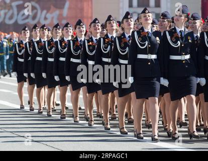 (190509) -- ST. PETERSBURG, 9. Mai 2019 -- russische Militärkadetten nehmen an einer Siegesparade in St. PETERSBURG Teil Petersburg, Russland, 9. Mai 2019. In diesem Jahr haben insgesamt 29 russische Städte, darunter Moskau, St. Petersburg und Kaliningrad hielten Militärparaden ab, um dem Sieg zu gedenken, an denen mehr als 57.000 russische Soldaten und 1.500 militärische Rüstungen teilnahmen, so das russische Verteidigungsministerium. ) RUSSLAND-ST. PETERSBURGER SIEGESPARADE IrinaxMotina PUBLICATIONxNOTxINxCHN Stockfoto