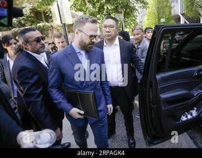 (190510) -- PEKING, 10. Mai 2019 -- Ein Sprecher (Front) des chinesischen Technologieriesen Huawei verlässt den Hof nach einer Pressekonferenz in Vancouver, Kanada, am 8. Mai 2019. Meng Wanzhou, Chief Financial Officer von Huawei, der letzten Dezember auf Auslieferungsersuchen der Vereinigten Staaten in Vancouver verhaftet wurde, nahm am Mittwochmorgen Ortszeit an einer Gerichtsverhandlung in Vancouver Teil. ) XINHUA FOTOS DES TAGES LiangxSen PUBLICATIONxNOTxINxCHN Stockfoto