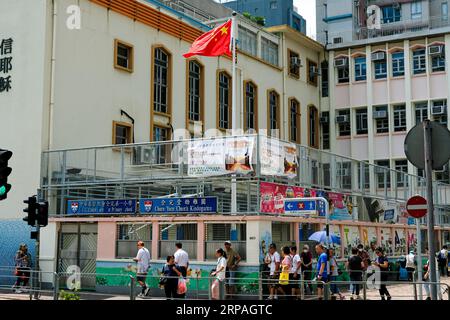 Hongkong, China. September 2023. Eine Flagge Chinas weht in einem Kindergarten und einer Grundschule. Tage nachdem der Taifun Saola den Alltag der Menschen in der Stadt verdrängt hatte, kehrte er langsam wieder zum Normalzustand zurück. (Bild: © Keith Tsuji/ZUMA Press Wire) NUR REDAKTIONELLE VERWENDUNG! Nicht für kommerzielle ZWECKE! Stockfoto