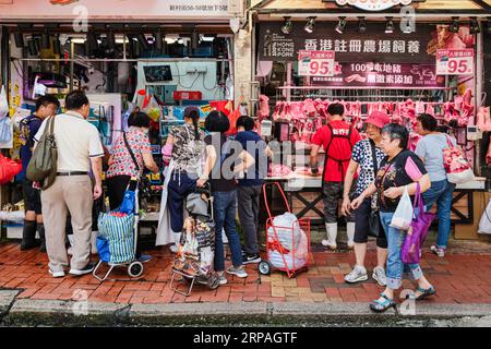 Hongkong, China. September 2023. Lokale Einwohner Hongkongs kaufen auf einem Nassmarkt ein. Tage nachdem der Taifun Saola den Alltag der Menschen in der Stadt verdrängt hatte, kehrte er langsam wieder zum Normalzustand zurück. (Bild: © Keith Tsuji/ZUMA Press Wire) NUR REDAKTIONELLE VERWENDUNG! Nicht für kommerzielle ZWECKE! Stockfoto