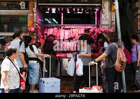 Hongkong, China. September 2023. Lokale Einwohner Hongkongs kaufen auf einem Nassmarkt ein. Tage nachdem der Taifun Saola den Alltag der Menschen in der Stadt verdrängt hatte, kehrte er langsam wieder zum Normalzustand zurück. (Bild: © Keith Tsuji/ZUMA Press Wire) NUR REDAKTIONELLE VERWENDUNG! Nicht für kommerzielle ZWECKE! Stockfoto