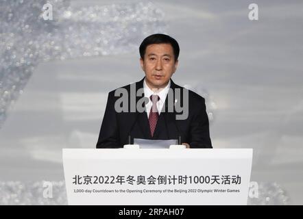 (190510) -- PEKING, 10. Mai 2019 (Xinhua) -- Zhang Jiandong, stellvertretender Bürgermeister von Peking, Executive Vice President von Peking 2022, stellt den Freiwilligen-Aktionsplan für die Olympischen und Paralympischen Winterspiele 2022 in Peking während der 1000-tägigen Countdown-Feierlichkeiten der Olympischen Winterspiele 2022 in Peking, Peking, Hauptstadt Chinas, am 10. Mai 2019 vor. (Xinhua/Xu Zijian) (SP)CHINA-PEKING-OLYMPISCHE WINTERSPIELE-1000 TAGE COUNTDOWN PUBLICATIONxNOTxINxCHN Stockfoto