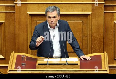 (190510) -- ATHEN, 10. Mai 2019 -- der griechische Finanzminister Euclid Tsakalotos spricht am 10. Mai 2019 vor dem griechischen Parlament in Athen, Griechenland. Die Regierung des griechischen Premierministers Alexis Tsipras hat am Freitagabend vor den Wahlen zum Europäischen parlament, die am 26. Mai in Griechenland stattfinden werden, eine Vertrauensabstimmung im parlament gewonnen. ) GRIECHENLAND-ATHEN-PARLAMENT-VERTRAUENSABSTIMMUNG MARIOSXLOLOS PUBLICATIONXNOTXINXCHN Stockfoto