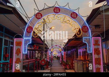 Penang, Malaysia - 7. Juli 2023: Georgetown Lee Jetty Alley bei Sonnenuntergang Stockfoto