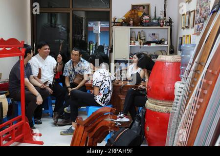 (190511) -- BANGKOK, 11. Mai 2019 (Xinhua) -- Mitglieder der Tianxian Band chatten im SW Chinese Music Center in Bangkok, Thailand, 9. Mai 2019. Die Thai-Band Tianxian, wörtlich himmlische Streicher, besteht aus mehreren Thais, die verrückt nach chinesischen Musikinstrumenten sind. Seltsam genug, aber keiner von ihnen kann fließend Chinesisch sprechen. In der thailändischen Gesellschaft, in der westliche Musikinstrumente dominieren, ist eine Band mit chinesischen Musikinstrumenten nichts anderes als eine Seltenheit. Sanchai, eines der Bandmitglieder, ist Musiklehrer an der Huachiew Chalermprakiet University und hat Chinesisch gequetscht Stockfoto