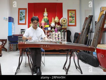 (190511) -- BANGKOK, 11. Mai 2019 (Xinhua) -- Sanchai spielt Guzheng, Chinese Zither, in einem Klassenzimmer in der Huachiew Chalermprakiet Universität in Bangkok, Thailand, 29. April 2019. Die Thai-Band Tianxian, wörtlich himmlische Streicher, besteht aus mehreren Thais, die verrückt nach chinesischen Musikinstrumenten sind. Seltsam genug, aber keiner von ihnen kann fließend Chinesisch sprechen. In der thailändischen Gesellschaft, in der westliche Musikinstrumente dominieren, ist eine Band mit chinesischen Musikinstrumenten nichts anderes als eine Seltenheit. Sanchai, eines der Bandmitglieder, ist Musiklehrer am Huachiew Chalermpra Stockfoto