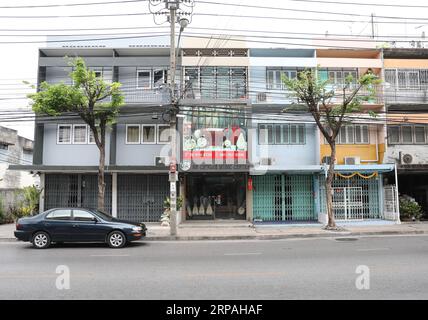 (190511) -- BANGKOK, 11. Mai 2019 (Xinhua) -- Ein Auto fährt am SW Chinese Music Center in Bangkok, Thailand, 9. Mai 2019 vorbei. Die Thai-Band Tianxian, wörtlich himmlische Streicher, besteht aus mehreren Thais, die verrückt nach chinesischen Musikinstrumenten sind. Seltsam genug, aber keiner von ihnen kann fließend Chinesisch sprechen. In der thailändischen Gesellschaft, in der westliche Musikinstrumente dominieren, ist eine Band mit chinesischen Musikinstrumenten nichts anderes als eine Seltenheit. Sanchai, einer der Bandmitglieder, ist Musiklehrer an der Huachiew Chalermprakiet University und hat sich auf die chinesische Zither severa niedergeschlagen Stockfoto