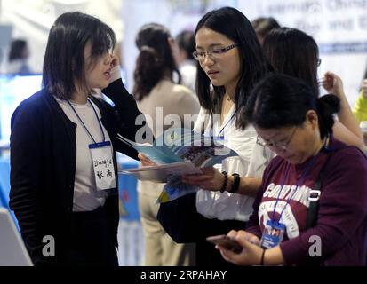 (190511) -- SAN DIEGO, 11. Mai 2019 (Xinhua) -- Teilnehmer lesen während einer Bildungsausstellung auf der 12. National Chinese Language Conference (NCLC) in San Diego, USA, am 10. Mai 2019. Der 12. NCLC der Vereinigten Staaten startete am Donnerstagabend in der Küstenstadt San Diego im westlichen US-Bundesstaat Kalifornien. Mehr als 1.300 Lehrer, Administratoren und politische Entscheidungsträger aus den USA und sieben anderen Ländern nahmen an der dreitägigen Veranstaltung Teil. (Xinhua/Zhao Hanrong) U.S.-SAN DIEGO-CHINESE LANGUAGE-CONFERENCE PUBLICATIONxNOTxINxCHN Stockfoto