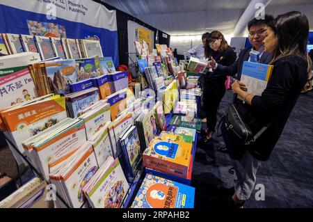 (190511) -- SAN DIEGO, 11. Mai 2019 (Xinhua) -- Teilnehmer durchsuchen Bücher während einer Bildungsausstellung auf der 12. National Chinese Language Conference (NCLC) in San Diego, USA, am 10. Mai 2019. Der 12. NCLC der Vereinigten Staaten startete am Donnerstagabend in der Küstenstadt San Diego im westlichen US-Bundesstaat Kalifornien. Mehr als 1.300 Lehrer, Administratoren und politische Entscheidungsträger aus den USA und sieben anderen Ländern nahmen an der dreitägigen Veranstaltung Teil. (Xinhua/Zhao Hanrong) U.S.-SAN DIEGO-CHINESE LANGUAGE-CONFERENCE PUBLICATIONxNOTxINxCHN Stockfoto